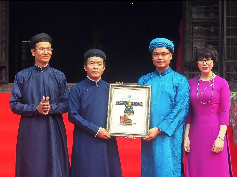 Sunshine Group hiến tặng tỉnh Thừa Thiên Huế hai cổ vật Mũ quan đại thần và Áo Nhật bình cung tần triều Nguyễn
